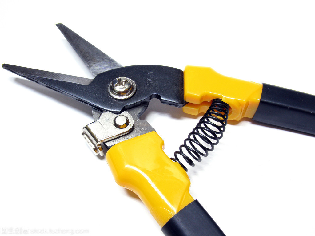 剪板機(jī)切割金屬在白色背景上。切割金屬在白色背景上的剪刀